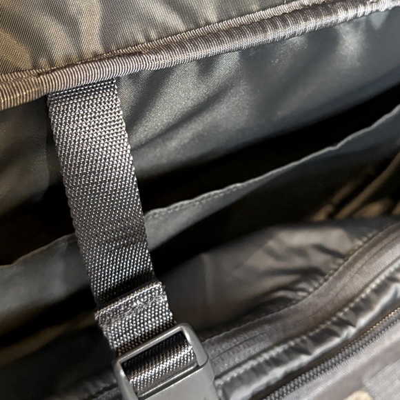 Lululemon New Early Embark Duffel 27L Deep Coal Nylon Large Messenger Laptop Bag - Picture 7 of 10